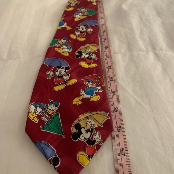 Micky Mouse & Donald Duck umbrella men’s vintage silk tie with red background - Picture 4 of 9